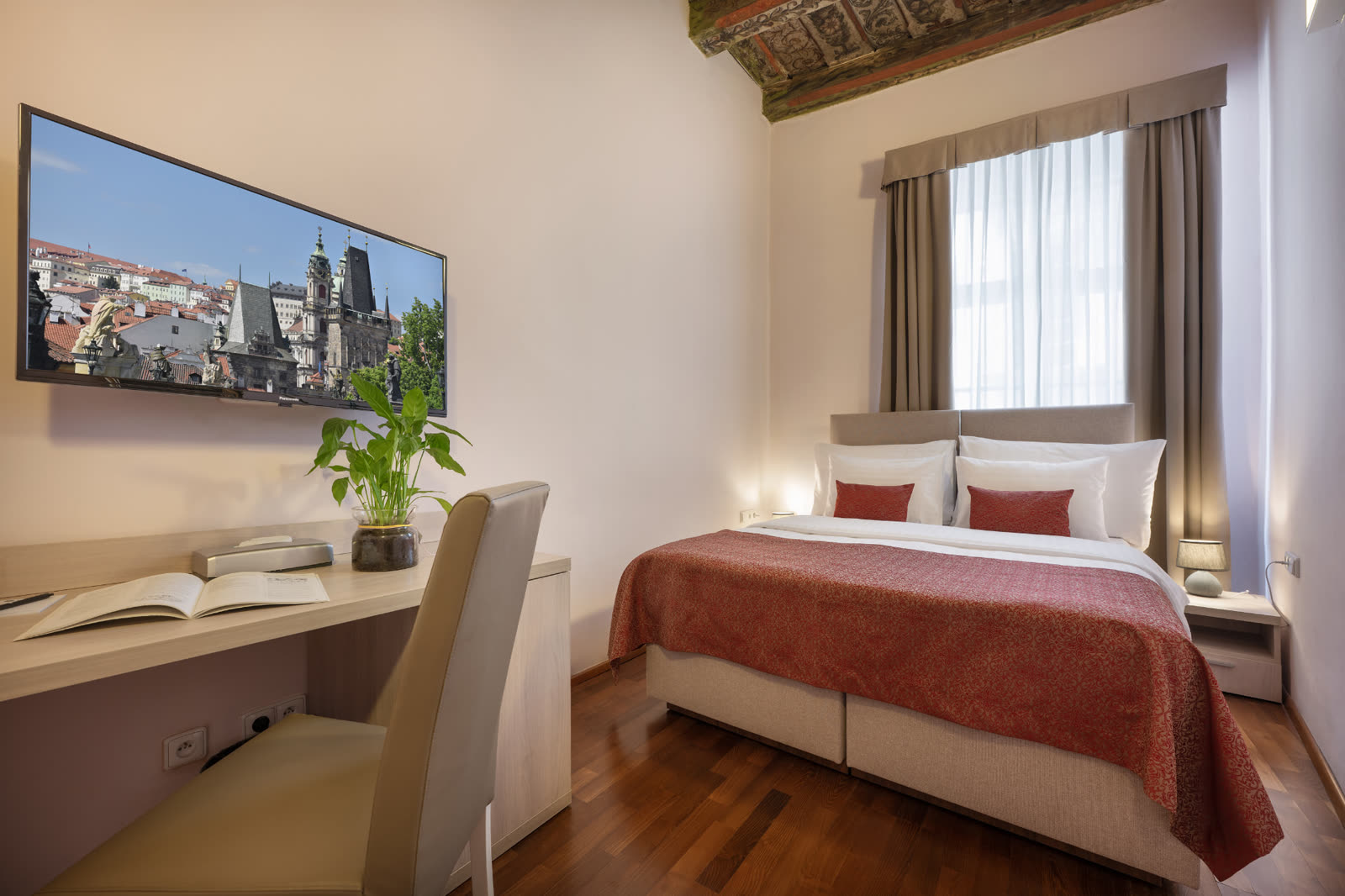 Double room with desk, Smart TV and view of a Prague street