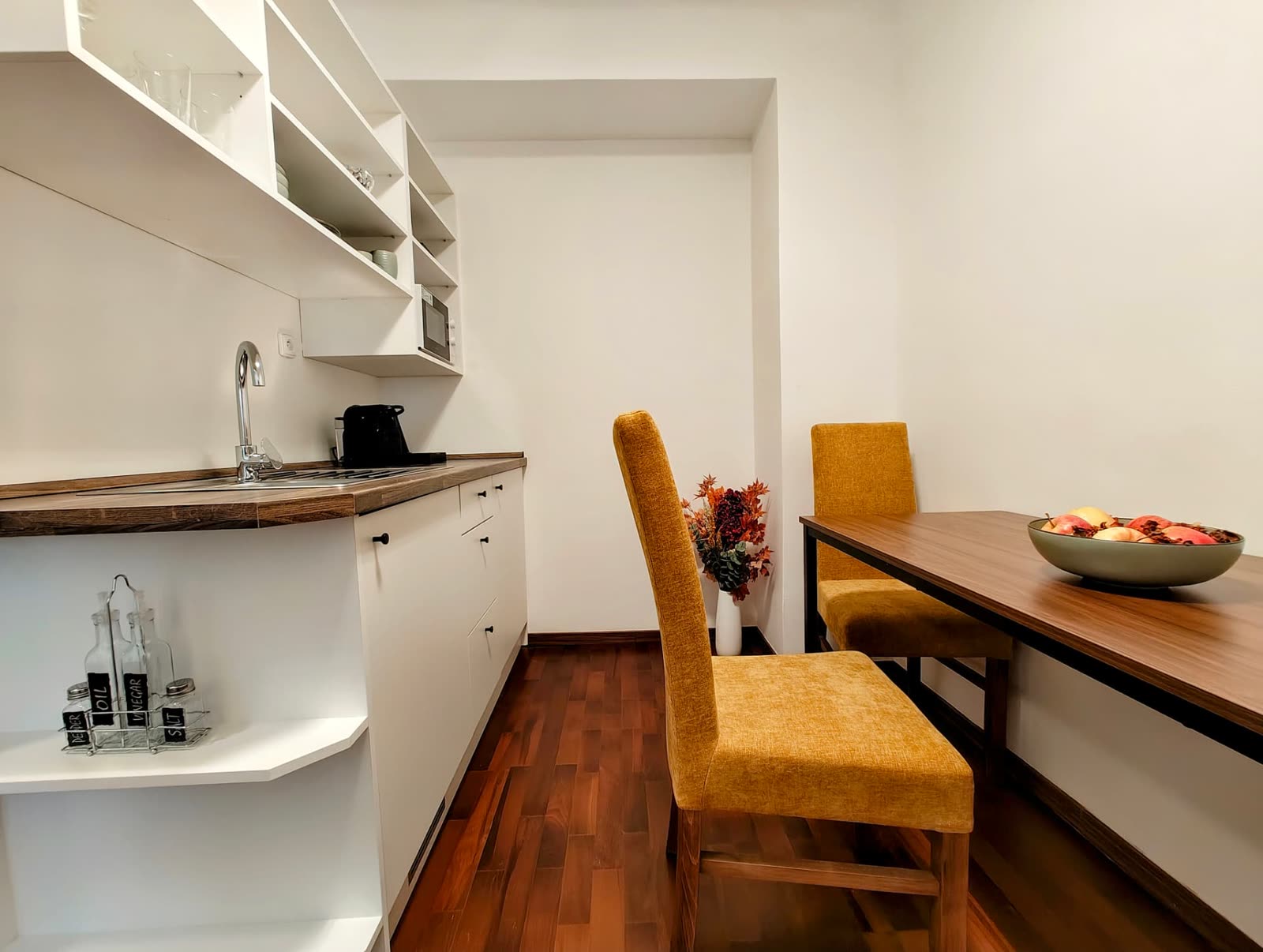 Fully equipped kitchenette with dining bar